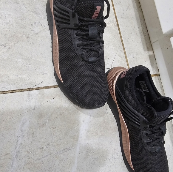 Puma-shoes,size 8 - Picture 3 of 5